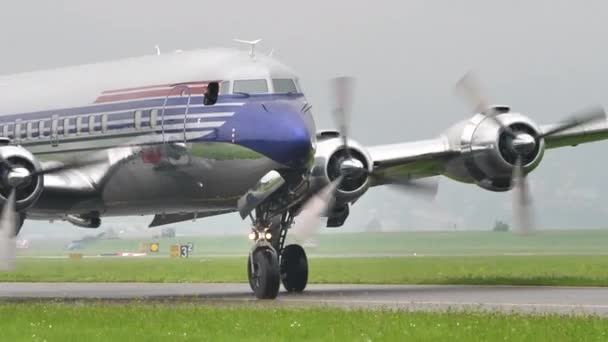 Avion quatre-moteurs de passagers historique avec hélice circulant sur la piste — Video