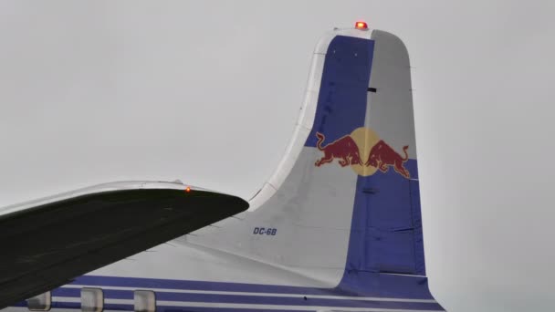 Boisson énergétique Red Bull connectez-vous dans l'immense queue d'un avion historique — Video