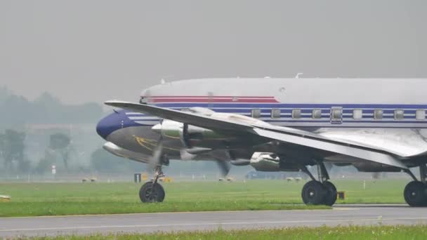 Vintage hélice avião de passageiros — Vídeo de Stock