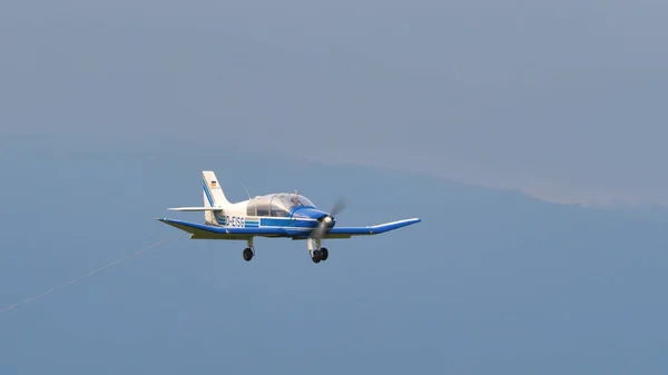 Avión de hélice utilizado para remolcar planeadores aterriza. Robin DR400 — Foto de Stock