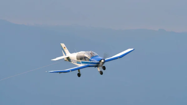 Avión de hélice utilizado para remolcar planeadores aterriza. Robin DR400 — Foto de Stock