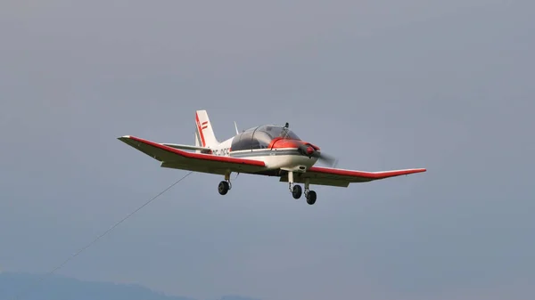 Propeller plane used for towing gliders lands. Robin DR400 — Stock Photo, Image