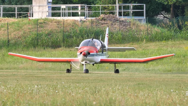 滑車を牽引するために使用されるプロペラ機は離陸する準備ができている。ロビンDR400 — ストック写真