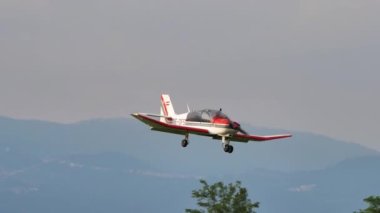 Özel pervane genel havacılık uçağı çimen havaalanına iniyor.