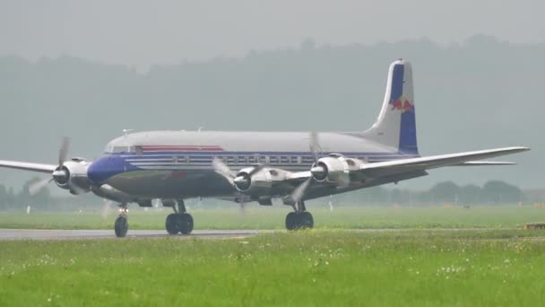 Avião de passageiros vintage com quatro motores de pistão de hélice da década de 1950 taxiing — Vídeo de Stock