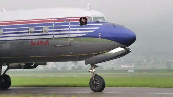 Vista de perto do nariz de um avião de passageiros com hélice vintage taxiando — Vídeo de Stock