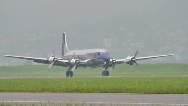 Douglas DC-6, amely Josip Broz Tito jugoszláv diktátoré volt. — Stock videók