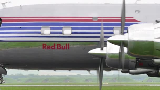 Vista lateral del perfil de la nariz de un avión histórico de pasajeros de hélice — Vídeos de Stock