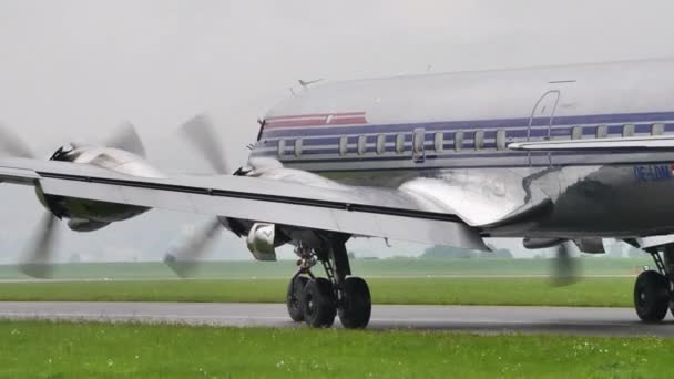 Vista de cerca del ala y el fuselaje de un avión de pasajeros retro con hélice — Vídeos de Stock
