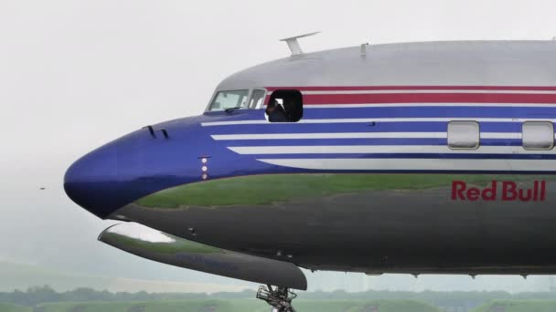 Pilot grüßt aus dem Cockpit eines historischen Passagierflugzeugs — Stockvideo