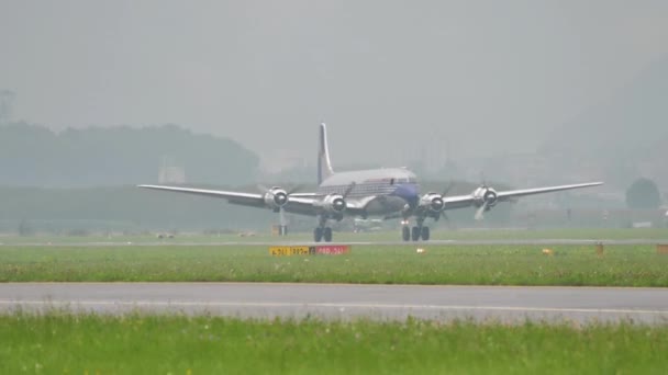 Avião com quatro motores de hélice radial se prepara para decolar em um dia chuvoso — Vídeo de Stock