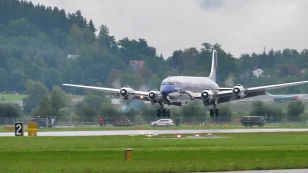 Avião com quatro motores de hélice radial decola em um dia chuvoso nublado — Vídeo de Stock