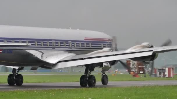 Großes Passagierflugzeug aus den 1960er Jahren in metallisch-grauen Rollen auf der Landebahn — Stockvideo