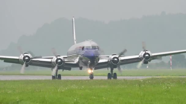 Vista frontal de um avião grande com quatro motores de hélice radial — Vídeo de Stock