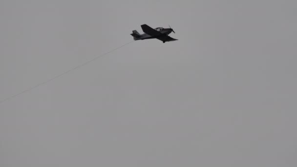 Самолет-пропеллер в полете с прикрепленным кабелем для буксировки планеров — стоковое видео
