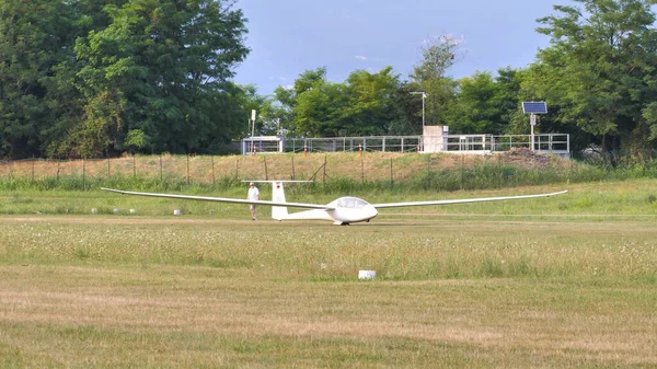 Planeador alineado en la pista y listo para despegar de un pequeño aeropuerto de hierba —  Fotos de Stock