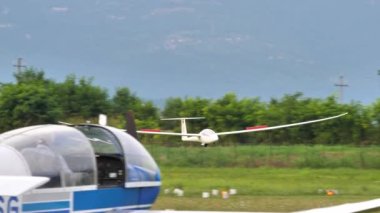 Planör çimenli bir piste usulca iniyor