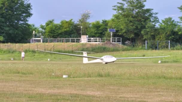 Planeador biplaza que despega remolcando un avión de hélice — Vídeos de Stock