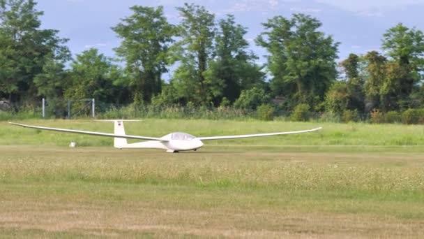 Gros plan d'un planeur biplace décollant remorqué par un avion à hélice — Video