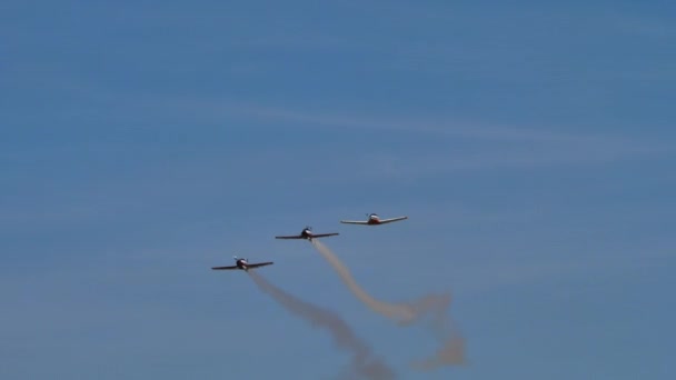 Tworzenie ultra lekkich samolotów w locie z dymami w słoneczny dzień z błękitnym niebem — Wideo stockowe