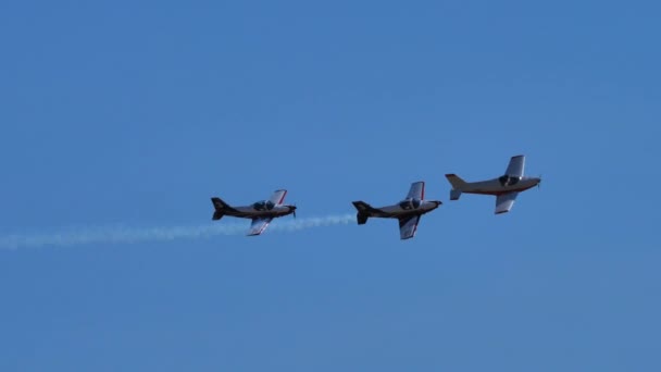 Aviones ligeros en vuelo alineados uno detrás del otro realizan figura acrobática — Vídeo de stock