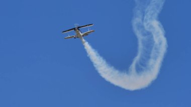 Küçük klasik çift kanatlı uçak Christen Pitts S-2B Özel uçuşu