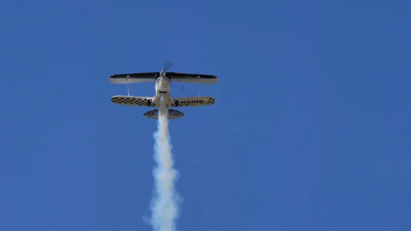 Weergave tijdens de vlucht van een Pitts Special vliegtuig met rook — Stockfoto