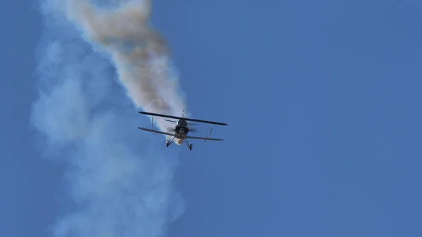 Dangerous air performance in flight of a retro biplane — Stock Photo, Image