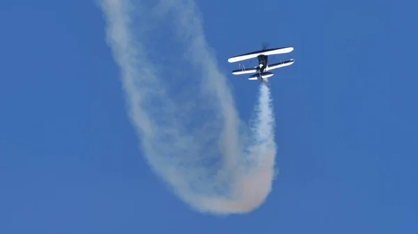 Pitts Special aircraft does a dangerous air display with smoke — Stock Photo, Image