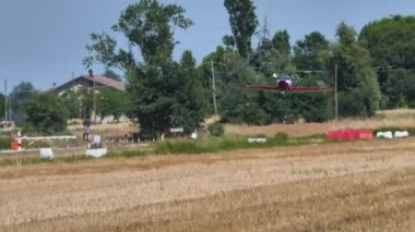 Genel havacılık uçağı çim pisti olan bir havaalanına iniyor. Ön görünüm