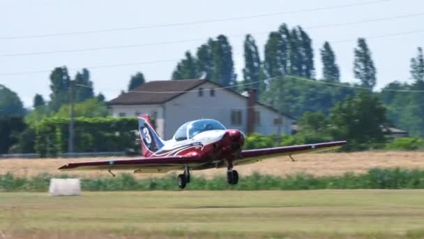 Ultraligero avión despega de la pista de hierba de un aeropuerto de campo — Vídeo de stock