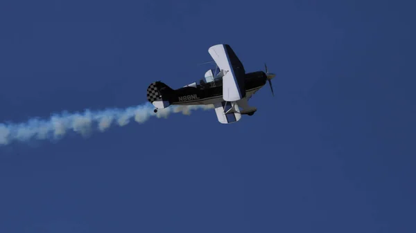 Vliegtuigen tijdens een vliegdisplay van een Airshow — Stockfoto