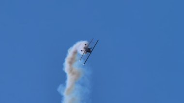 Gökyüzündeki aşırı akrobasi, çift kanatlı bir uçağın güçlü ivmeleriyle gerçekleştiriliyor.