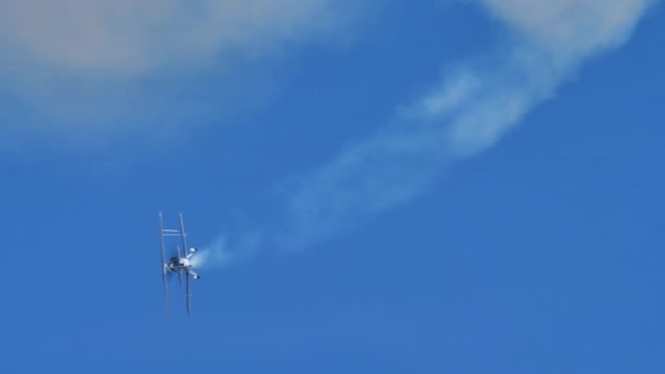 4k video van tweedekker vliegtuig vliegen in de blauwe lucht met witte rook spoor — Stockvideo