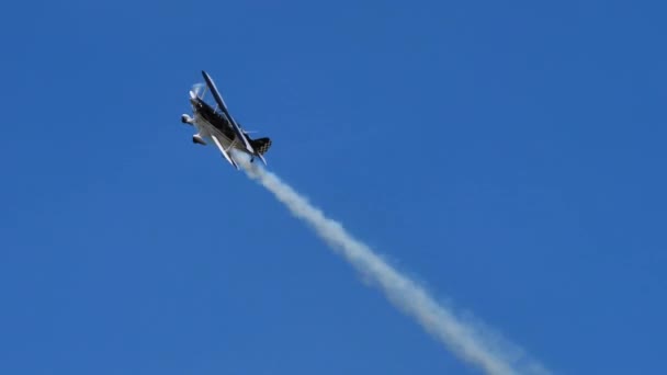 Aviones retro biplanos volando en el cielo azul. Imágenes de alta calidad 4K. — Vídeos de Stock