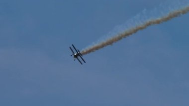 Harika bir çift kanatlı uçak, yüksek hız, alçak irtifa, dumanlı yol.