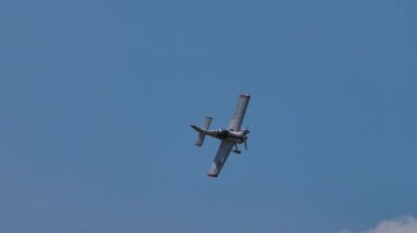Küçük pervaneli uçak bir yaz gününde mavi gökyüzünde uçuyor.