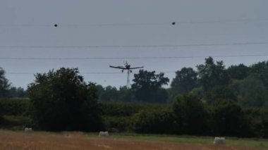 Ultralight tarihi uçak kırsal bir havaalanının çim pistine iniyor.