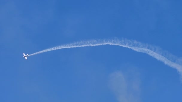天気の良い日に煙と一緒に飛ぶ古い高速家庭製のスポーツ航空機 — ストック動画