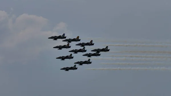 Frecce Tricolori, az Olasz Légierő Aerobic Team Snokes-szal repül — Stock Fotó