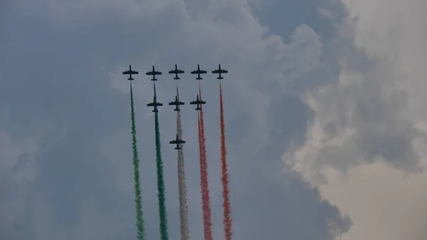 Frecce Tricolori, włoski zespół akrobacyjny sił powietrznych w locie — Zdjęcie stockowe
