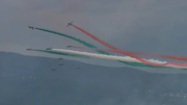 Frecce Tricolori, l'équipe italienne de voltige aérienne en vol — Photo