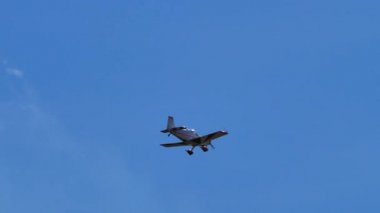 Çok yetenekli bir pilot gökyüzünde hafif bir uçağı uçuruyor. 