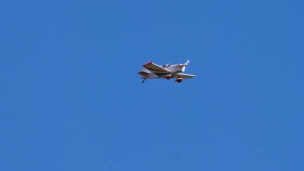 날개 위에 칠 한 이탈리아 국기와 함께 날아가고 있는 소형 비행기 — 비디오