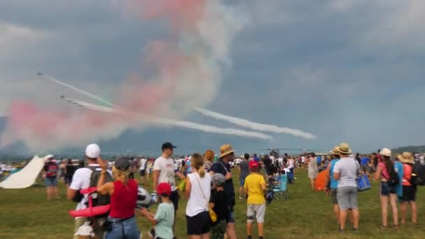 Frecce Tricolori hava gösterisi gösterisinden sonra iniş formasyonunu bozuyor. — Stok video