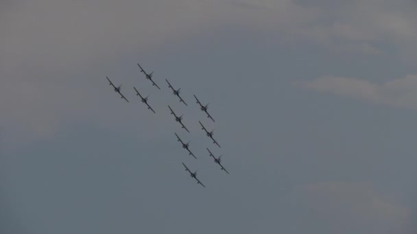 Tien militaire aerobat straalvliegtuigen in volle vlucht in een dichte formatie — Stockvideo