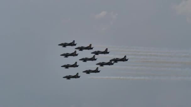 Sproet Tricolori vliegend in piramideformatie. Aerobatic team met militaire jets. — Stockvideo
