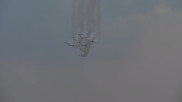 Frecce Tricolori öppnade bildandet genom att rita ett stort hjärta i himlen — Stockvideo