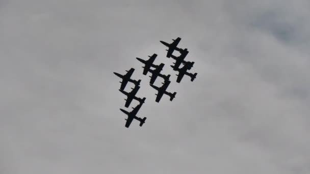 Frecce Tricolori straalvliegtuigen voeren een rol uit in diamantvorming — Stockvideo