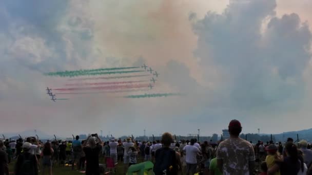 Gökyüzünde, üzerinde İtalyan bayrağının dumanlı rengiyle kesişen iki uçak dizilimi. — Stok video
